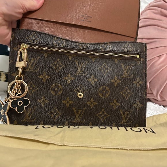 Authentic Louis Vuitton Brown Monogram clutch. - Picture 2 of 12